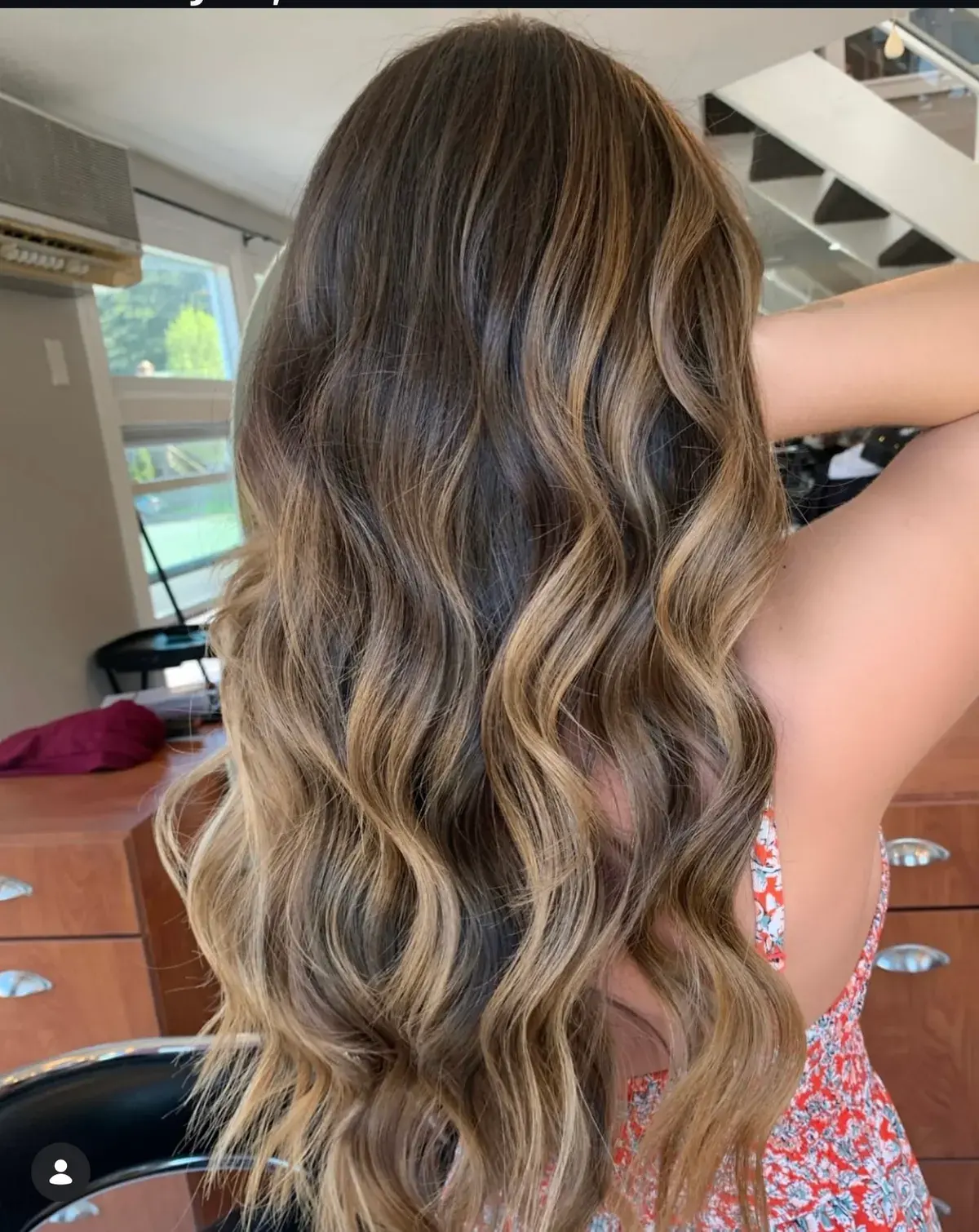 Hand-painted balayage with soft waves